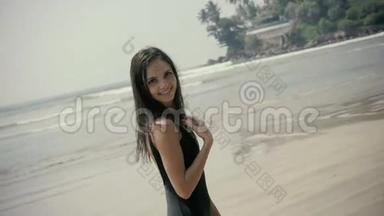 时尚夏日户外美女，黑发在沙滩上摆姿势，美女游客